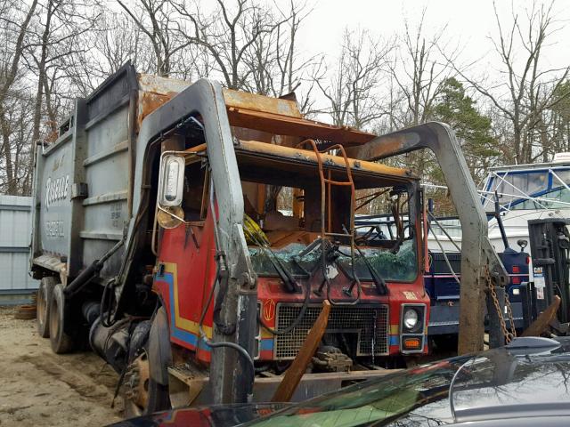 1M2K189C16M033653 - 2006 MACK 600 MR600 RED photo 1