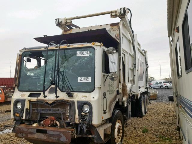 1M2AV04C2DM010114 - 2013 MACK 600 MRU600 WHITE photo 2