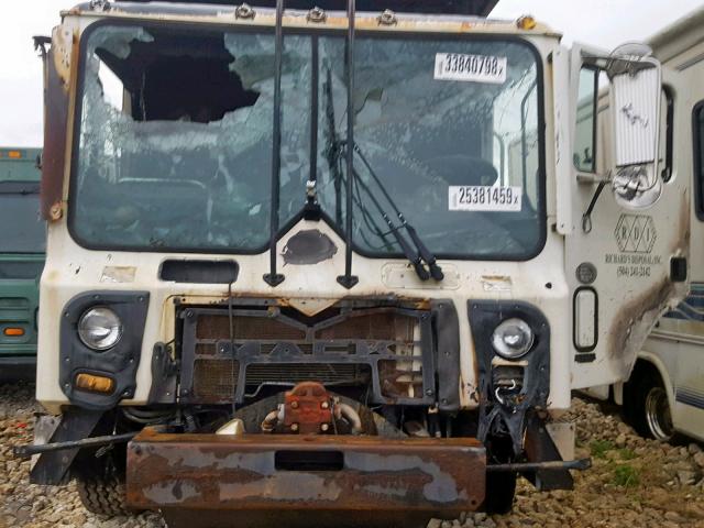 1M2AV04C2DM010114 - 2013 MACK 600 MRU600 WHITE photo 7