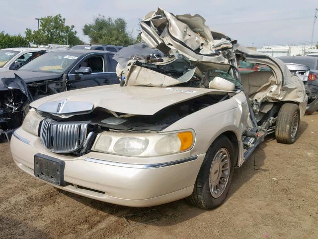 1LNHM83W7XY604190 - 1999 LINCOLN TOWN CAR C BEIGE photo 2