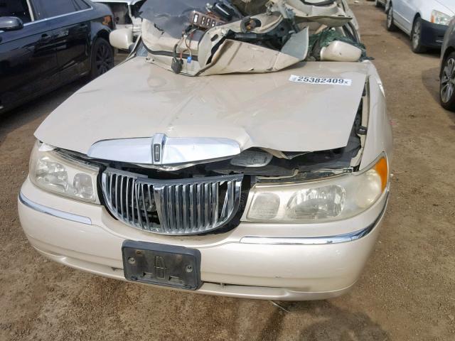 1LNHM83W7XY604190 - 1999 LINCOLN TOWN CAR C BEIGE photo 7