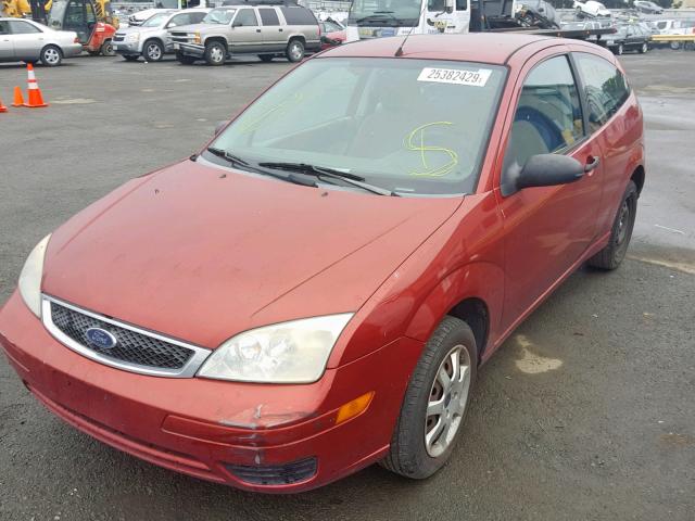 3FAFP31N25R158497 - 2005 FORD FOCUS ZX3 BURGUNDY photo 2