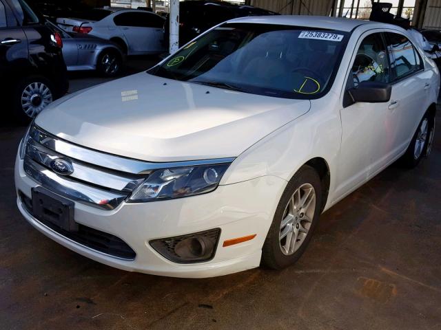 3FAHP0GA6CR130811 - 2012 FORD FUSION S WHITE photo 2