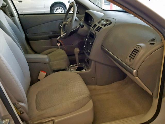 1G1ZS51F26F147047 - 2006 CHEVROLET MALIBU LS SILVER photo 5