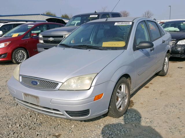 1FAFP34N15W131736 - 2005 FORD FOCUS ZX4 SILVER photo 2