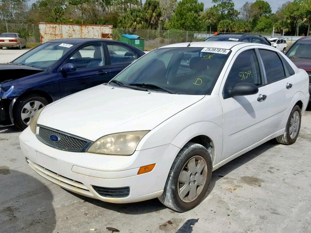 1FAHP34NX7W292906 - 2007 FORD FOCUS ZX4 WHITE photo 2