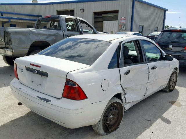 1FAHP34NX7W292906 - 2007 FORD FOCUS ZX4 WHITE photo 4