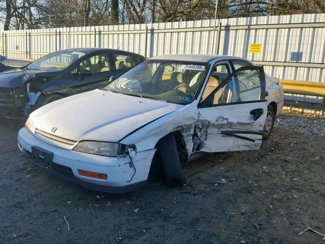 1HGCD5625RA170788 - 1994 HONDA ACCORD DX WHITE photo 2