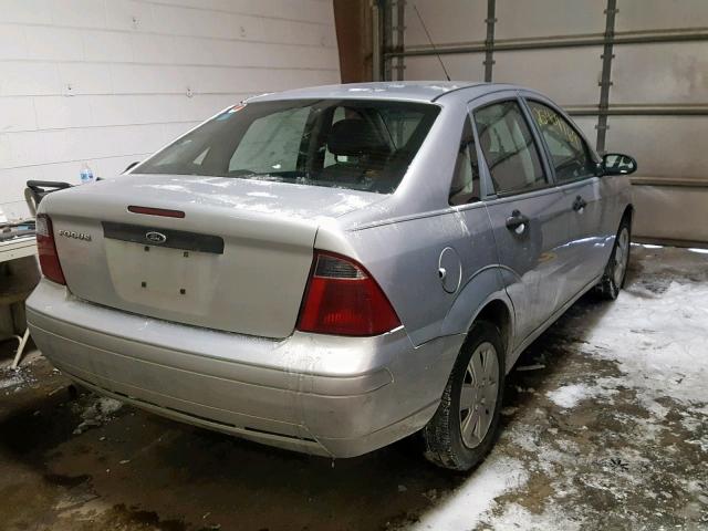 1FAFP34N77W196867 - 2007 FORD FOCUS ZX4 SILVER photo 4