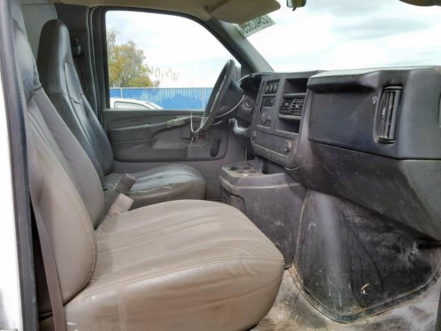 1GCGG25C881146712 - 2008 CHEVROLET EXPRESS G2 WHITE photo 5