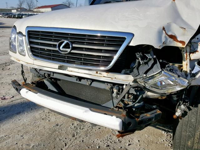 JTJHT00W923519982 - 2002 LEXUS LX 470 WHITE photo 9