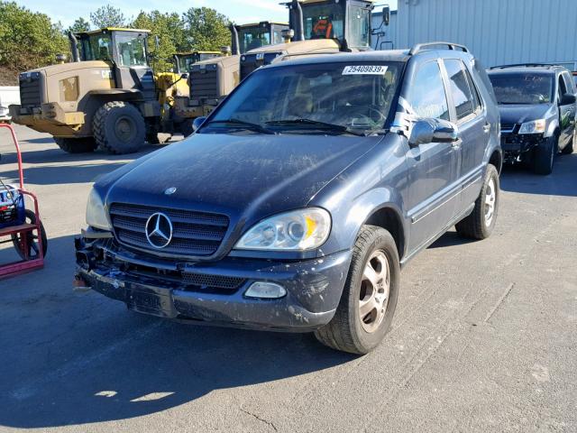 4JGAB54E52A316939 - 2002 MERCEDES-BENZ ML 320 BLUE photo 2