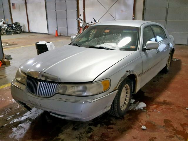 1LNHM81W9XY713656 - 1999 LINCOLN TOWN CAR E SILVER photo 2