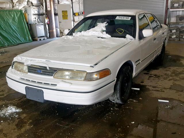 2FALP72W1RX184727 - 1994 FORD CROWN VICT WHITE photo 2