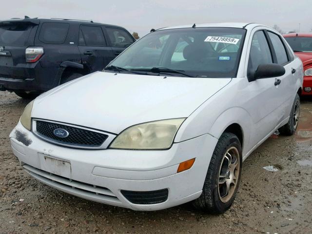 1FAFP34N16W252624 - 2006 FORD FOCUS ZX4 WHITE photo 2