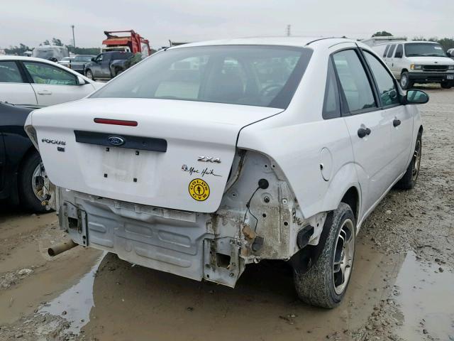 1FAFP34N16W252624 - 2006 FORD FOCUS ZX4 WHITE photo 4