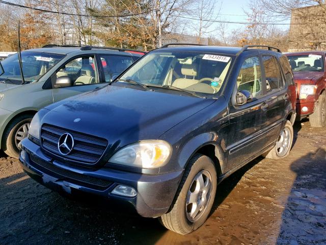 4JGAB54E42A299017 - 2002 MERCEDES-BENZ ML 320 BLACK photo 2