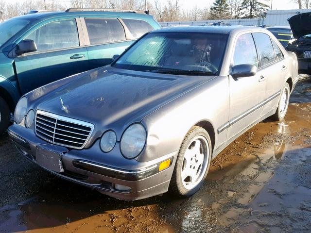 WDBJF65J5YB163409 - 2000 MERCEDES-BENZ E 320 GRAY photo 2