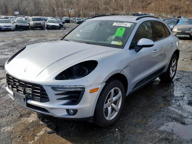 WP1AA2A54JLB10555 - 2018 PORSCHE MACAN SILVER photo 2