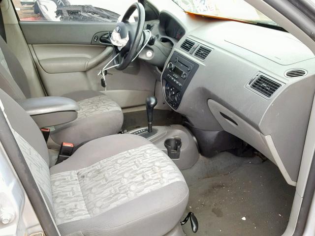 1FAFP34N55W162486 - 2005 FORD FOCUS ZX4 SILVER photo 5