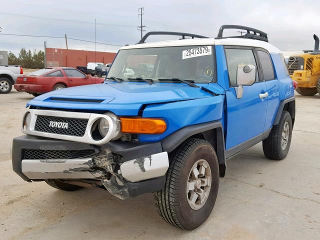 JTEZU11F270006246 - 2007 TOYOTA FJ CRUISER BLUE photo 2