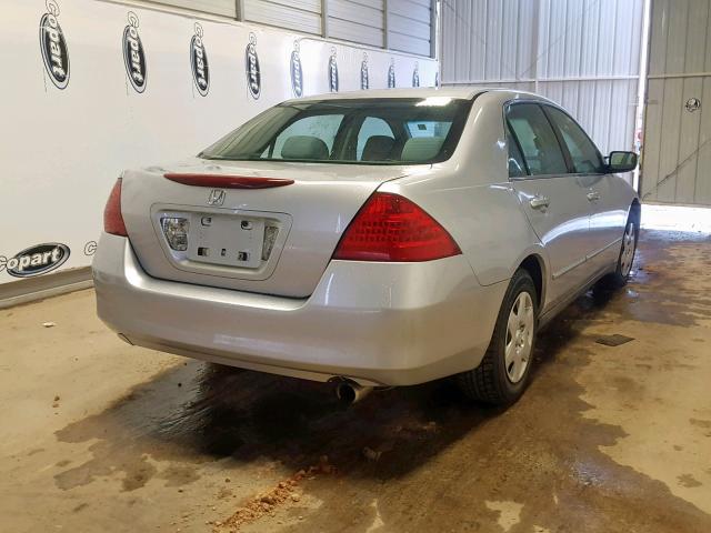 1HGCM56447A070552 - 2007 HONDA ACCORD LX SILVER photo 4