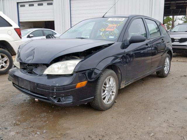 1FAFP37N56W152411 - 2006 FORD FOCUS ZX5 BLACK photo 2