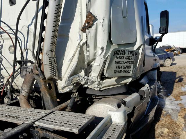 1FUJGLDR9BLAZ2507 - 2011 FREIGHTLINER CASCADIA 1 WHITE photo 9