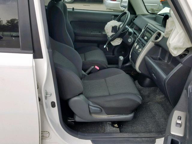 JTLKT324454020869 - 2005 TOYOTA SCION XB WHITE photo 5