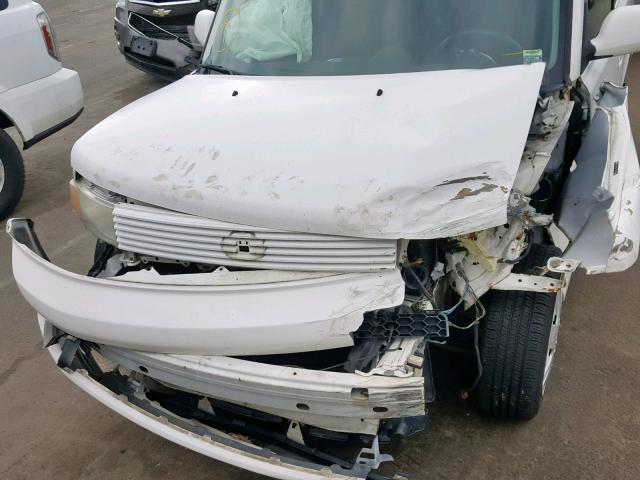 JTLKT324454020869 - 2005 TOYOTA SCION XB WHITE photo 7