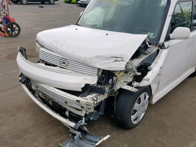 JTLKT324454020869 - 2005 TOYOTA SCION XB WHITE photo 9