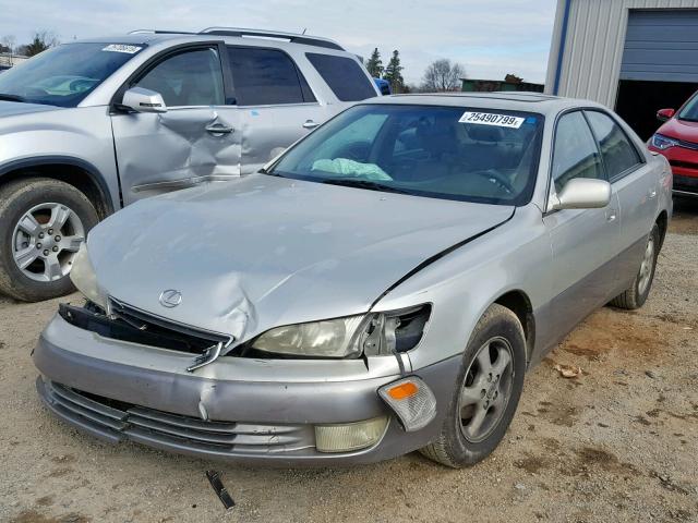 JT8BF28GXW5033876 - 1998 LEXUS ES 300 SILVER photo 2