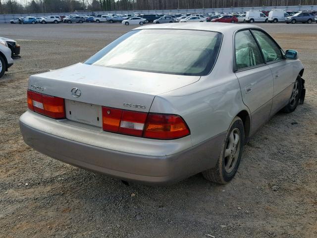 JT8BF28GXW5033876 - 1998 LEXUS ES 300 SILVER photo 4