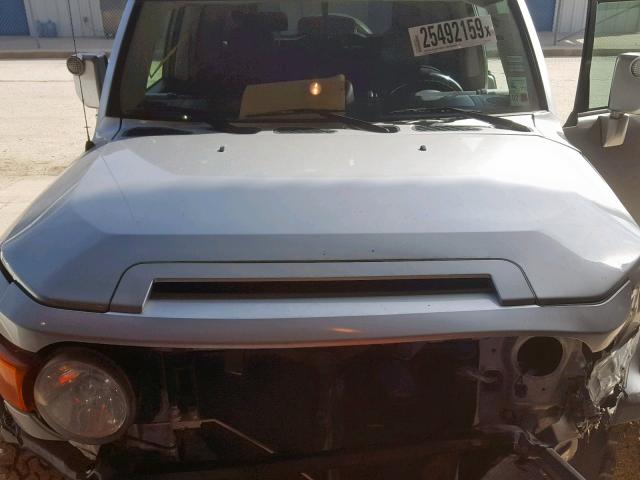 JTEBU11F070027050 - 2007 TOYOTA FJ CRUISER SILVER photo 7