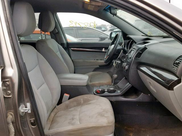 5XYKT4A26BG045254 - 2011 KIA SORENTO BA GRAY photo 5