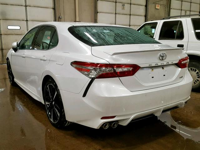 4T1B61HK7JU010369 - 2018 TOYOTA CAMRY XSE WHITE photo 3