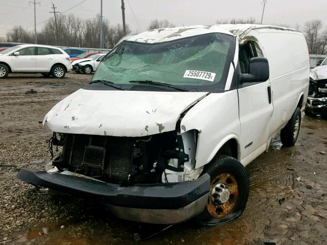 1GCGG25U431173634 - 2003 CHEVROLET EXPRESS G2 WHITE photo 2