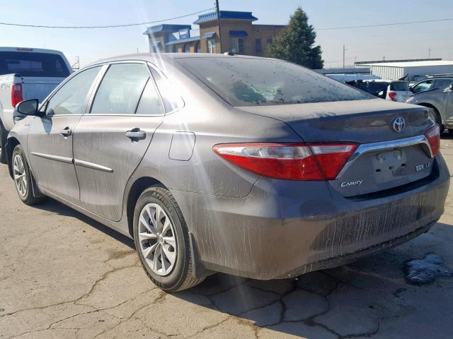 4T1BD1FK6HU211943 - 2017 TOYOTA CAMRY HYBR GRAY photo 3