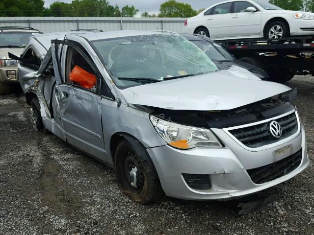 2V4RW4D17AR354062 - 2010 VOLKSWAGEN ROUTAN S SILVER photo 1