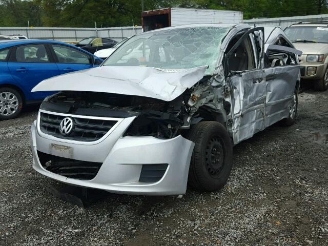 2V4RW4D17AR354062 - 2010 VOLKSWAGEN ROUTAN S SILVER photo 2