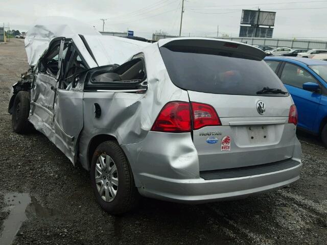 2V4RW4D17AR354062 - 2010 VOLKSWAGEN ROUTAN S SILVER photo 3