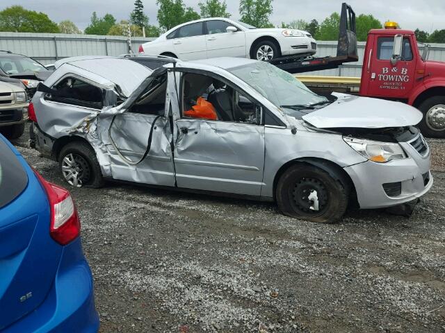 2V4RW4D17AR354062 - 2010 VOLKSWAGEN ROUTAN S SILVER photo 9