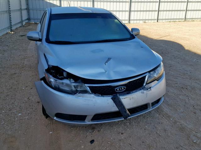 KNAFU4A27D5737935 - 2013 KIA FORTE EX SILVER photo 9