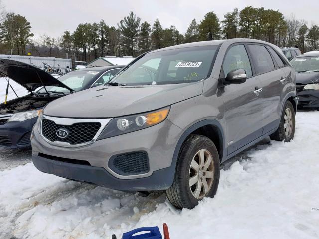 5XYKTCA62CG210389 - 2012 KIA SORENTO BA GRAY photo 2