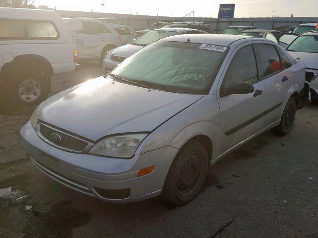 1FAFP34N05W101739 - 2005 FORD FOCUS ZX4 SILVER photo 2