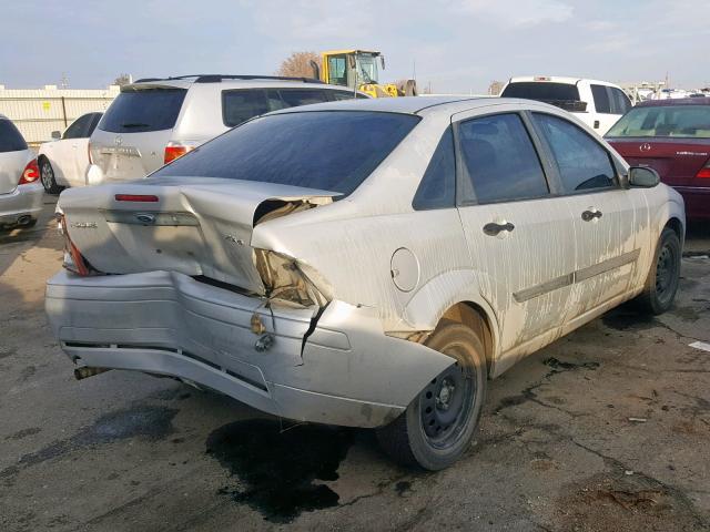 1FAFP34N05W101739 - 2005 FORD FOCUS ZX4 SILVER photo 4