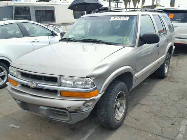 1GNCS13W42K226909 - 2002 CHEVROLET BLAZER GRAY photo 2