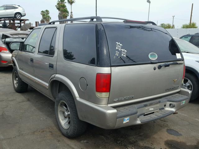 1GNCS13W42K226909 - 2002 CHEVROLET BLAZER GRAY photo 3