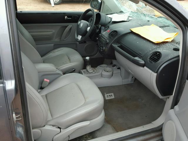 3VWCK31C05M410672 - 2005 VOLKSWAGEN NEW BEETLE Grau Foto 5