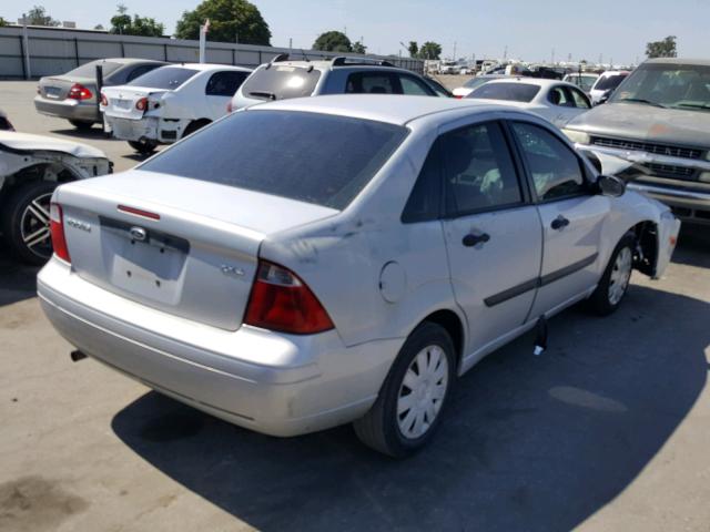 1FAFP34N35W105820 - 2005 FORD FOCUS ZX4 SILVER photo 4